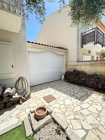 À Valras-Plage – Superbe maison T6 de 190 m² avec piscine chauffée et garage

Idéalement située, à proximité immédiate du centre-ville et des plages, découvrez cette magnifique maison T6 de 190 m² offrant de beaux volumes et des prestations de qualité.

Dès l'entrée, vous serez séduits par un vaste séjour/salon d'environ 60 m², baigné de lumière grâce à ses larges baies vitrées ouvrant sur le jardin et la piscine. Une cuisine indépendante complète cet espace de vie, ainsi qu'un WC.

À l'étage, l'espace nuit se compose de trois grandes chambres, dont une belle suite parentale avec dressing et salle d'eau privative. Vous trouverez également une salle de bains et un WC indépendant.

Le deuxième étage accueille un espace d'environ 50 m² avec salle d'eau et WC, idéal pour une quatrième chambre, une suite indépendante, un bureau ou une salle de loisirs.

À l'extérieur, profitez d'un agréable jardin avec une piscine chauffée de 3,60 x 6,50 m, parfaite pour les beaux jours.

Un garage/buanderie de 25 m², attenant à la maison, complète ce bien.

Les atouts :

Maison en excellent état.
Climatisation dans l'ensemble de la maison.
Très beaux volumes.
Piscine chauffée.
Garage.
Emplacement recherché, à quelques minutes à pied des commerces et de la plage.

Une maison rare sur le secteur, idéale pour une résidence principale comme pour une résidence secondaire.