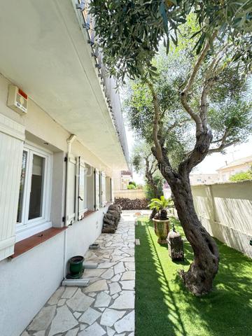 À Valras-Plage – Superbe maison T6 de 190 m² avec piscine chauffée et garage

Idéalement située, à proximité immédiate du centre-ville et des plages, découvrez cette magnifique maison T6 de 190 m² offrant de beaux volumes et des prestations de qualité.

Dès l'entrée, vous serez séduits par un vaste séjour/salon d'environ 60 m², baigné de lumière grâce à ses larges baies vitrées ouvrant sur le jardin et la piscine. Une cuisine indépendante complète cet espace de vie, ainsi qu'un WC.

À l'étage, l'espace nuit se compose de trois grandes chambres, dont une belle suite parentale avec dressing et salle d'eau privative. Vous trouverez également une salle de bains et un WC indépendant.

Le deuxième étage accueille un espace d'environ 50 m² avec salle d'eau et WC, idéal pour une quatrième chambre, une suite indépendante, un bureau ou une salle de loisirs.

À l'extérieur, profitez d'un agréable jardin avec une piscine chauffée de 3,60 x 6,50 m, parfaite pour les beaux jours.

Un garage/buanderie de 25 m², attenant à la maison, complète ce bien.

Les atouts :

Maison en excellent état.
Climatisation dans l'ensemble de la maison.
Très beaux volumes.
Piscine chauffée.
Garage.
Emplacement recherché, à quelques minutes à pied des commerces et de la plage.

Une maison rare sur le secteur, idéale pour une résidence principale comme pour une résidence secondaire.