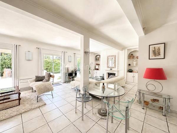 À Valras-Plage – Superbe maison T6 de 190 m² avec piscine chauffée et garage

Idéalement située, à proximité immédiate du centre-ville et des plages, découvrez cette magnifique maison T6 de 190 m² offrant de beaux volumes et des prestations de qualité.

Dès l'entrée, vous serez séduits par un vaste séjour/salon d'environ 60 m², baigné de lumière grâce à ses larges baies vitrées ouvrant sur le jardin et la piscine. Une cuisine indépendante complète cet espace de vie, ainsi qu'un WC.

À l'étage, l'espace nuit se compose de trois grandes chambres, dont une belle suite parentale avec dressing et salle d'eau privative. Vous trouverez également une salle de bains et un WC indépendant.

Le deuxième étage accueille un espace d'environ 50 m² avec salle d'eau et WC, idéal pour une quatrième chambre, une suite indépendante, un bureau ou une salle de loisirs.

À l'extérieur, profitez d'un agréable jardin avec une piscine chauffée de 3,60 x 6,50 m, parfaite pour les beaux jours.

Un garage/buanderie de 25 m², attenant à la maison, complète ce bien.

Les atouts :

Maison en excellent état.
Climatisation dans l'ensemble de la maison.
Très beaux volumes.
Piscine chauffée.
Garage.
Emplacement recherché, à quelques minutes à pied des commerces et de la plage.

Une maison rare sur le secteur, idéale pour une résidence principale comme pour une résidence secondaire.