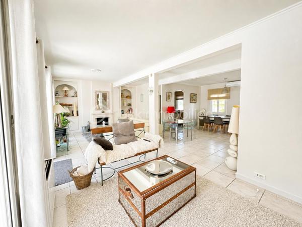 À Valras-Plage – Superbe maison T6 de 190 m² avec piscine chauffée et garage

Idéalement située, à proximité immédiate du centre-ville et des plages, découvrez cette magnifique maison T6 de 190 m² offrant de beaux volumes et des prestations de qualité.

Dès l'entrée, vous serez séduits par un vaste séjour/salon d'environ 60 m², baigné de lumière grâce à ses larges baies vitrées ouvrant sur le jardin et la piscine. Une cuisine indépendante complète cet espace de vie, ainsi qu'un WC.

À l'étage, l'espace nuit se compose de trois grandes chambres, dont une belle suite parentale avec dressing et salle d'eau privative. Vous trouverez également une salle de bains et un WC indépendant.

Le deuxième étage accueille un espace d'environ 50 m² avec salle d'eau et WC, idéal pour une quatrième chambre, une suite indépendante, un bureau ou une salle de loisirs.

À l'extérieur, profitez d'un agréable jardin avec une piscine chauffée de 3,60 x 6,50 m, parfaite pour les beaux jours.

Un garage/buanderie de 25 m², attenant à la maison, complète ce bien.

Les atouts :

Maison en excellent état.
Climatisation dans l'ensemble de la maison.
Très beaux volumes.
Piscine chauffée.
Garage.
Emplacement recherché, à quelques minutes à pied des commerces et de la plage.

Une maison rare sur le secteur, idéale pour une résidence principale comme pour une résidence secondaire.