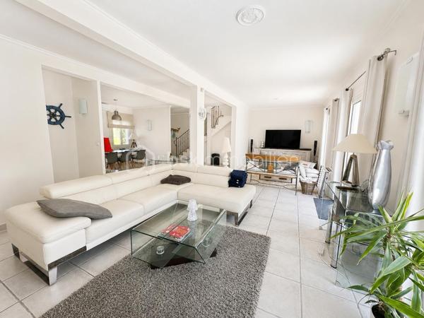À Valras-Plage – Superbe maison T6 de 190 m² avec piscine chauffée et garage

Idéalement située, à proximité immédiate du centre-ville et des plages, découvrez cette magnifique maison T6 de 190 m² offrant de beaux volumes et des prestations de qualité.

Dès l'entrée, vous serez séduits par un vaste séjour/salon d'environ 60 m², baigné de lumière grâce à ses larges baies vitrées ouvrant sur le jardin et la piscine. Une cuisine indépendante complète cet espace de vie, ainsi qu'un WC.

À l'étage, l'espace nuit se compose de trois grandes chambres, dont une belle suite parentale avec dressing et salle d'eau privative. Vous trouverez également une salle de bains et un WC indépendant.

Le deuxième étage accueille un espace d'environ 50 m² avec salle d'eau et WC, idéal pour une quatrième chambre, une suite indépendante, un bureau ou une salle de loisirs.

À l'extérieur, profitez d'un agréable jardin avec une piscine chauffée de 3,60 x 6,50 m, parfaite pour les beaux jours.

Un garage/buanderie de 25 m², attenant à la maison, complète ce bien.

Les atouts :

Maison en excellent état.
Climatisation dans l'ensemble de la maison.
Très beaux volumes.
Piscine chauffée.
Garage.
Emplacement recherché, à quelques minutes à pied des commerces et de la plage.

Une maison rare sur le secteur, idéale pour une résidence principale comme pour une résidence secondaire.