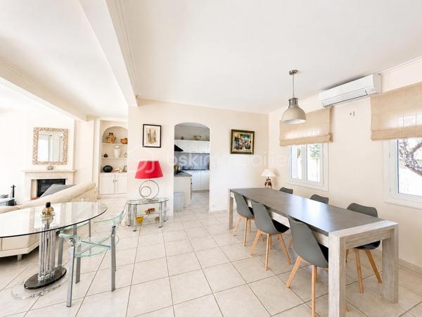 À Valras-Plage – Superbe maison T6 de 190 m² avec piscine chauffée et garage

Idéalement située, à proximité immédiate du centre-ville et des plages, découvrez cette magnifique maison T6 de 190 m² offrant de beaux volumes et des prestations de qualité.

Dès l'entrée, vous serez séduits par un vaste séjour/salon d'environ 60 m², baigné de lumière grâce à ses larges baies vitrées ouvrant sur le jardin et la piscine. Une cuisine indépendante complète cet espace de vie, ainsi qu'un WC.

À l'étage, l'espace nuit se compose de trois grandes chambres, dont une belle suite parentale avec dressing et salle d'eau privative. Vous trouverez également une salle de bains et un WC indépendant.

Le deuxième étage accueille un espace d'environ 50 m² avec salle d'eau et WC, idéal pour une quatrième chambre, une suite indépendante, un bureau ou une salle de loisirs.

À l'extérieur, profitez d'un agréable jardin avec une piscine chauffée de 3,60 x 6,50 m, parfaite pour les beaux jours.

Un garage/buanderie de 25 m², attenant à la maison, complète ce bien.

Les atouts :

Maison en excellent état.
Climatisation dans l'ensemble de la maison.
Très beaux volumes.
Piscine chauffée.
Garage.
Emplacement recherché, à quelques minutes à pied des commerces et de la plage.

Une maison rare sur le secteur, idéale pour une résidence principale comme pour une résidence secondaire.