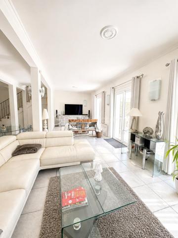 À Valras-Plage – Superbe maison T6 de 190 m² avec piscine chauffée et garage

Idéalement située, à proximité immédiate du centre-ville et des plages, découvrez cette magnifique maison T6 de 190 m² offrant de beaux volumes et des prestations de qualité.

Dès l'entrée, vous serez séduits par un vaste séjour/salon d'environ 60 m², baigné de lumière grâce à ses larges baies vitrées ouvrant sur le jardin et la piscine. Une cuisine indépendante complète cet espace de vie, ainsi qu'un WC.

À l'étage, l'espace nuit se compose de trois grandes chambres, dont une belle suite parentale avec dressing et salle d'eau privative. Vous trouverez également une salle de bains et un WC indépendant.

Le deuxième étage accueille un espace d'environ 50 m² avec salle d'eau et WC, idéal pour une quatrième chambre, une suite indépendante, un bureau ou une salle de loisirs.

À l'extérieur, profitez d'un agréable jardin avec une piscine chauffée de 3,60 x 6,50 m, parfaite pour les beaux jours.

Un garage/buanderie de 25 m², attenant à la maison, complète ce bien.

Les atouts :

Maison en excellent état.
Climatisation dans l'ensemble de la maison.
Très beaux volumes.
Piscine chauffée.
Garage.
Emplacement recherché, à quelques minutes à pied des commerces et de la plage.

Une maison rare sur le secteur, idéale pour une résidence principale comme pour une résidence secondaire.