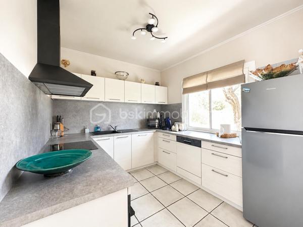 À Valras-Plage – Superbe maison T6 de 190 m² avec piscine chauffée et garage

Idéalement située, à proximité immédiate du centre-ville et des plages, découvrez cette magnifique maison T6 de 190 m² offrant de beaux volumes et des prestations de qualité.

Dès l'entrée, vous serez séduits par un vaste séjour/salon d'environ 60 m², baigné de lumière grâce à ses larges baies vitrées ouvrant sur le jardin et la piscine. Une cuisine indépendante complète cet espace de vie, ainsi qu'un WC.

À l'étage, l'espace nuit se compose de trois grandes chambres, dont une belle suite parentale avec dressing et salle d'eau privative. Vous trouverez également une salle de bains et un WC indépendant.

Le deuxième étage accueille un espace d'environ 50 m² avec salle d'eau et WC, idéal pour une quatrième chambre, une suite indépendante, un bureau ou une salle de loisirs.

À l'extérieur, profitez d'un agréable jardin avec une piscine chauffée de 3,60 x 6,50 m, parfaite pour les beaux jours.

Un garage/buanderie de 25 m², attenant à la maison, complète ce bien.

Les atouts :

Maison en excellent état.
Climatisation dans l'ensemble de la maison.
Très beaux volumes.
Piscine chauffée.
Garage.
Emplacement recherché, à quelques minutes à pied des commerces et de la plage.

Une maison rare sur le secteur, idéale pour une résidence principale comme pour une résidence secondaire.