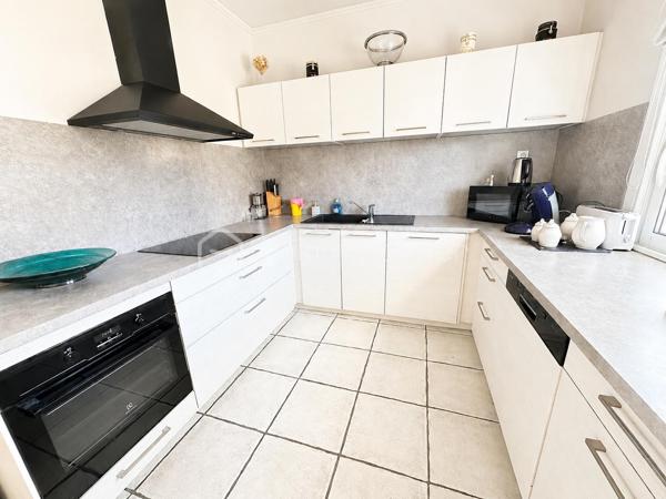 À Valras-Plage – Superbe maison T6 de 190 m² avec piscine chauffée et garage

Idéalement située, à proximité immédiate du centre-ville et des plages, découvrez cette magnifique maison T6 de 190 m² offrant de beaux volumes et des prestations de qualité.

Dès l'entrée, vous serez séduits par un vaste séjour/salon d'environ 60 m², baigné de lumière grâce à ses larges baies vitrées ouvrant sur le jardin et la piscine. Une cuisine indépendante complète cet espace de vie, ainsi qu'un WC.

À l'étage, l'espace nuit se compose de trois grandes chambres, dont une belle suite parentale avec dressing et salle d'eau privative. Vous trouverez également une salle de bains et un WC indépendant.

Le deuxième étage accueille un espace d'environ 50 m² avec salle d'eau et WC, idéal pour une quatrième chambre, une suite indépendante, un bureau ou une salle de loisirs.

À l'extérieur, profitez d'un agréable jardin avec une piscine chauffée de 3,60 x 6,50 m, parfaite pour les beaux jours.

Un garage/buanderie de 25 m², attenant à la maison, complète ce bien.

Les atouts :

Maison en excellent état.
Climatisation dans l'ensemble de la maison.
Très beaux volumes.
Piscine chauffée.
Garage.
Emplacement recherché, à quelques minutes à pied des commerces et de la plage.

Une maison rare sur le secteur, idéale pour une résidence principale comme pour une résidence secondaire.