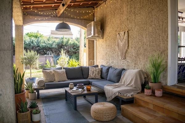 A Saint André de Sangonis, découvrez cette charmante maison, nichée sur un beau terrain de 613 m². 

Fonctionnelle et bien agencée, elle se compose d'une cuisine équipée, d'un séjour lumineux, ainsi qu'un couloir desservant trois chambres, une salle d'eau et un wc indépendant.
Côté confort : la maison bénéficie d'une climatisation réversible et d'une cheminée pour des ambiances chaleureuses en hiver.
A l'extérieur, une agréable terrasse ombragée invite à profiter des beaux jours, tandis que le jardin arboré offre un cadre paisible et intimiste.
Atout majeur : les deux garages déjà pourvus d'ouvertures et de fenêtre, présentent un fort potentiel d'aménagement et peuvent facilement être transformés en espace habitable supplémentaire. 
Un abri de jardin complète l'ensemble.

Une maison évolutive, idéale pour une famille ou pour concrétiser un projet de vie dans un environnement recherché à proximités des commodités et des grands axes.
