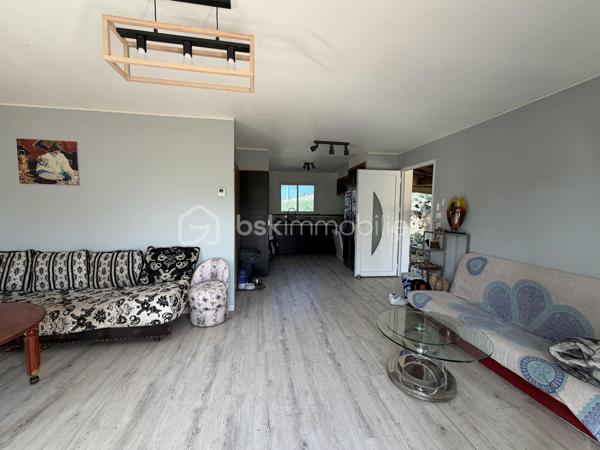 A Saint André de Sangonis, découvrez cette charmante maison, nichée sur un beau terrain de 613 m². 

Fonctionnelle et bien agencée, elle se compose d'une cuisine équipée, d'un séjour lumineux, ainsi qu'un couloir desservant trois chambres, une salle d'eau et un wc indépendant.
Côté confort : la maison bénéficie d'une climatisation réversible et d'une cheminée pour des ambiances chaleureuses en hiver.
A l'extérieur, une agréable terrasse ombragée invite à profiter des beaux jours, tandis que le jardin arboré offre un cadre paisible et intimiste.
Atout majeur : les deux garages déjà pourvus d'ouvertures et de fenêtre, présentent un fort potentiel d'aménagement et peuvent facilement être transformés en espace habitable supplémentaire. 
Un abri de jardin complète l'ensemble.

Une maison évolutive, idéale pour une famille ou pour concrétiser un projet de vie dans un environnement recherché à proximités des commodités et des grands axes.