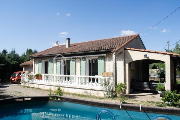 A Saint André de Sangonis, découvrez cette charmante maison, nichée sur un beau terrain de 613 m². 

Fonctionnelle et bien agencée, elle se compose d'une cuisine équipée, d'un séjour lumineux, ainsi qu'un couloir desservant trois chambres, une salle d'eau et un wc indépendant.
Côté confort : la maison bénéficie d'une climatisation réversible et d'une cheminée pour des ambiances chaleureuses en hiver.
A l'extérieur, une agréable terrasse ombragée invite à profiter des beaux jours, tandis que le jardin arboré offre un cadre paisible et intimiste.
Atout majeur : les deux garages déjà pourvus d'ouvertures et de fenêtre, présentent un fort potentiel d'aménagement et peuvent facilement être transformés en espace habitable supplémentaire. 
Un abri de jardin complète l'ensemble.

Une maison évolutive, idéale pour une famille ou pour concrétiser un projet de vie dans un environnement recherché à proximités des commodités et des grands axes.