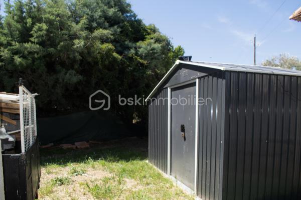 A Saint André de Sangonis, découvrez cette charmante maison, nichée sur un beau terrain de 613 m². 

Fonctionnelle et bien agencée, elle se compose d'une cuisine équipée, d'un séjour lumineux, ainsi qu'un couloir desservant trois chambres, une salle d'eau et un wc indépendant.
Côté confort : la maison bénéficie d'une climatisation réversible et d'une cheminée pour des ambiances chaleureuses en hiver.
A l'extérieur, une agréable terrasse ombragée invite à profiter des beaux jours, tandis que le jardin arboré offre un cadre paisible et intimiste.
Atout majeur : les deux garages déjà pourvus d'ouvertures et de fenêtre, présentent un fort potentiel d'aménagement et peuvent facilement être transformés en espace habitable supplémentaire. 
Un abri de jardin complète l'ensemble.

Une maison évolutive, idéale pour une famille ou pour concrétiser un projet de vie dans un environnement recherché à proximités des commodités et des grands axes.