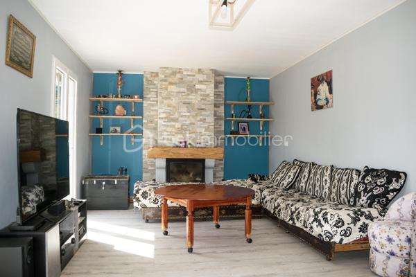 A Saint André de Sangonis, découvrez cette charmante maison, nichée sur un beau terrain de 613 m². 

Fonctionnelle et bien agencée, elle se compose d'une cuisine équipée, d'un séjour lumineux, ainsi qu'un couloir desservant trois chambres, une salle d'eau et un wc indépendant.
Côté confort : la maison bénéficie d'une climatisation réversible et d'une cheminée pour des ambiances chaleureuses en hiver.
A l'extérieur, une agréable terrasse ombragée invite à profiter des beaux jours, tandis que le jardin arboré offre un cadre paisible et intimiste.
Atout majeur : les deux garages déjà pourvus d'ouvertures et de fenêtre, présentent un fort potentiel d'aménagement et peuvent facilement être transformés en espace habitable supplémentaire. 
Un abri de jardin complète l'ensemble.

Une maison évolutive, idéale pour une famille ou pour concrétiser un projet de vie dans un environnement recherché à proximités des commodités et des grands axes.