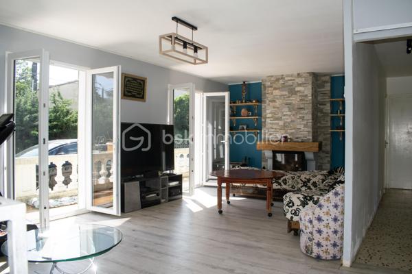 A Saint André de Sangonis, découvrez cette charmante maison, nichée sur un beau terrain de 613 m². 

Fonctionnelle et bien agencée, elle se compose d'une cuisine équipée, d'un séjour lumineux, ainsi qu'un couloir desservant trois chambres, une salle d'eau et un wc indépendant.
Côté confort : la maison bénéficie d'une climatisation réversible et d'une cheminée pour des ambiances chaleureuses en hiver.
A l'extérieur, une agréable terrasse ombragée invite à profiter des beaux jours, tandis que le jardin arboré offre un cadre paisible et intimiste.
Atout majeur : les deux garages déjà pourvus d'ouvertures et de fenêtre, présentent un fort potentiel d'aménagement et peuvent facilement être transformés en espace habitable supplémentaire. 
Un abri de jardin complète l'ensemble.

Une maison évolutive, idéale pour une famille ou pour concrétiser un projet de vie dans un environnement recherché à proximités des commodités et des grands axes.