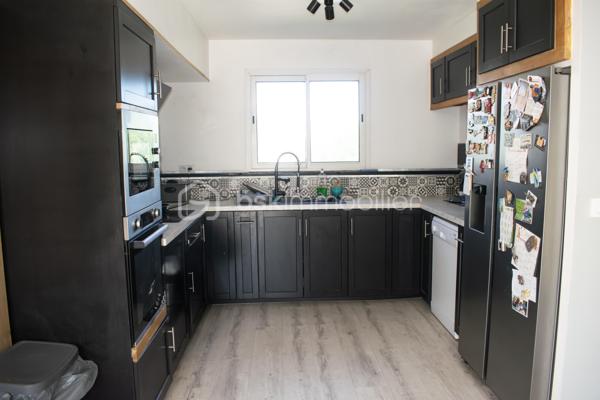 A Saint André de Sangonis, découvrez cette charmante maison, nichée sur un beau terrain de 613 m². 

Fonctionnelle et bien agencée, elle se compose d'une cuisine équipée, d'un séjour lumineux, ainsi qu'un couloir desservant trois chambres, une salle d'eau et un wc indépendant.
Côté confort : la maison bénéficie d'une climatisation réversible et d'une cheminée pour des ambiances chaleureuses en hiver.
A l'extérieur, une agréable terrasse ombragée invite à profiter des beaux jours, tandis que le jardin arboré offre un cadre paisible et intimiste.
Atout majeur : les deux garages déjà pourvus d'ouvertures et de fenêtre, présentent un fort potentiel d'aménagement et peuvent facilement être transformés en espace habitable supplémentaire. 
Un abri de jardin complète l'ensemble.

Une maison évolutive, idéale pour une famille ou pour concrétiser un projet de vie dans un environnement recherché à proximités des commodités et des grands axes.