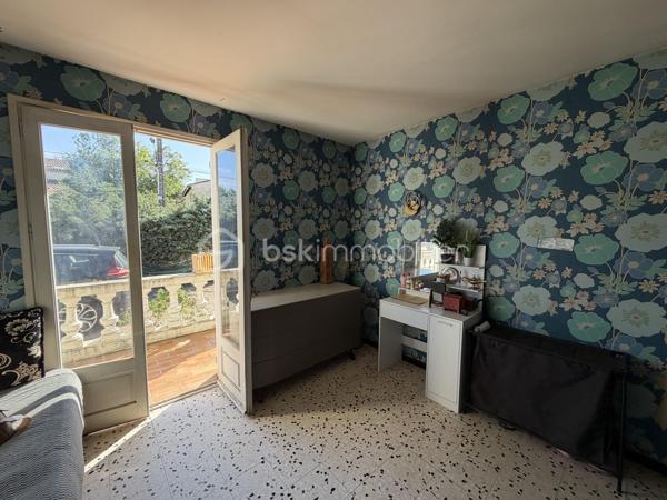 A Saint André de Sangonis, découvrez cette charmante maison, nichée sur un beau terrain de 613 m². 

Fonctionnelle et bien agencée, elle se compose d'une cuisine équipée, d'un séjour lumineux, ainsi qu'un couloir desservant trois chambres, une salle d'eau et un wc indépendant.
Côté confort : la maison bénéficie d'une climatisation réversible et d'une cheminée pour des ambiances chaleureuses en hiver.
A l'extérieur, une agréable terrasse ombragée invite à profiter des beaux jours, tandis que le jardin arboré offre un cadre paisible et intimiste.
Atout majeur : les deux garages déjà pourvus d'ouvertures et de fenêtre, présentent un fort potentiel d'aménagement et peuvent facilement être transformés en espace habitable supplémentaire. 
Un abri de jardin complète l'ensemble.

Une maison évolutive, idéale pour une famille ou pour concrétiser un projet de vie dans un environnement recherché à proximités des commodités et des grands axes.