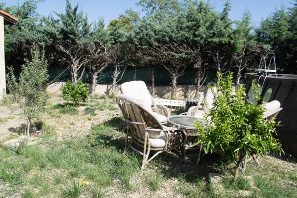 A Saint André de Sangonis, découvrez cette charmante maison, nichée sur un beau terrain de 613 m². 

Fonctionnelle et bien agencée, elle se compose d'une cuisine équipée, d'un séjour lumineux, ainsi qu'un couloir desservant trois chambres, une salle d'eau et un wc indépendant.
Côté confort : la maison bénéficie d'une climatisation réversible et d'une cheminée pour des ambiances chaleureuses en hiver.
A l'extérieur, une agréable terrasse ombragée invite à profiter des beaux jours, tandis que le jardin arboré offre un cadre paisible et intimiste.
Atout majeur : les deux garages déjà pourvus d'ouvertures et de fenêtre, présentent un fort potentiel d'aménagement et peuvent facilement être transformés en espace habitable supplémentaire. 
Un abri de jardin complète l'ensemble.

Une maison évolutive, idéale pour une famille ou pour concrétiser un projet de vie dans un environnement recherché à proximités des commodités et des grands axes.