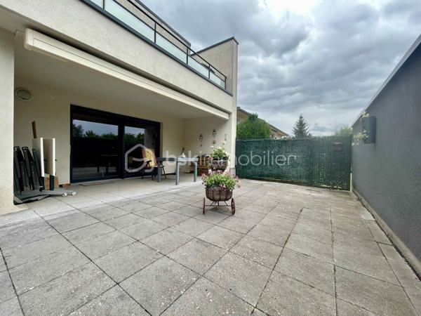 Appartement 3 pièces de plain-pied avec terrasse de près de 50 m2, garage, places de parking et cave 

À proximité immédiate de la gare, des commerces et des principaux axes vers le Luxembourg, découvrez cet appartement de plain-pied de 78 m2 environ, situé au rez-de-chaussée d'une résidence récente.
Particulièrement adapté aux travailleurs frontaliers, ce bien offre un cadre de vie pratique et confortable, tout en bénéficiant d'espaces extérieurs rares sur le secteur.

L'entrée dessert une agréable pièce de vie avec cuisine ouverte, bénéficiant d'un accès direct à l'extérieur. 
Vous profiterez d'une terrasse couverte de 11 m2 environ, prolongée par une vaste terrasse de 39m2, équipée d'un store banne motorisé ; soit près de 50 m2 d'espace extérieur privatif. Anciennement aménagée en jardin, cette surface peut facilement être réaménagée selon vos envies.

L'espace nuit se compose de deux chambres, dont une grande chambre avec placard intégré. 
Une salle de douche avec fenêtre, lavabo et sèche-serviettes, ainsi qu'un WC séparé, complètent l'agencement. 
Une buanderie/chaufferie avec espace de rangement apporte un confort supplémentaire au quotidien.

Prestations :
-	Chauffage au sol au gaz, individuel
-       Adoucisseur d'eau
-	Fenêtres PVC double vitrage, volets roulants motorisés  
-	Fibre optique 
-	VMC 
-	Visiophone 

Annexes particulièrement recherchées :
-	Garage fermé de 19,50 m2 avec porte motorisée et alimentation électrique 
-	Cave privative d'environ 6 m2
-	Trois places de stationnement privatives 

Son emplacement stratégique, à proximité de la frontière luxembourgeoise et de la gare d'Hettange-Grande, en fait un bien idéal pour une résidence principale comme pour un investissement locatif.
Un appartement fonctionnel, accessible et doté d'espaces extérieurs exceptionnels, dans l'un des secteurs les plus recherchés des frontaliers.
À découvrir sans tarder...

*****************************