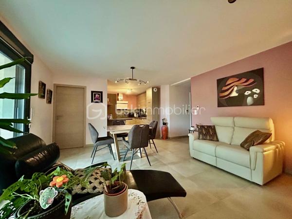 Appartement 3 pièces de plain-pied avec terrasse de près de 50 m2, garage, places de parking et cave 

À proximité immédiate de la gare, des commerces et des principaux axes vers le Luxembourg, découvrez cet appartement de plain-pied de 78 m2 environ, situé au rez-de-chaussée d'une résidence récente.
Particulièrement adapté aux travailleurs frontaliers, ce bien offre un cadre de vie pratique et confortable, tout en bénéficiant d'espaces extérieurs rares sur le secteur.

L'entrée dessert une agréable pièce de vie avec cuisine ouverte, bénéficiant d'un accès direct à l'extérieur. 
Vous profiterez d'une terrasse couverte de 11 m2 environ, prolongée par une vaste terrasse de 39m2, équipée d'un store banne motorisé ; soit près de 50 m2 d'espace extérieur privatif. Anciennement aménagée en jardin, cette surface peut facilement être réaménagée selon vos envies.

L'espace nuit se compose de deux chambres, dont une grande chambre avec placard intégré. 
Une salle de douche avec fenêtre, lavabo et sèche-serviettes, ainsi qu'un WC séparé, complètent l'agencement. 
Une buanderie/chaufferie avec espace de rangement apporte un confort supplémentaire au quotidien.

Prestations :
-	Chauffage au sol au gaz, individuel
-       Adoucisseur d'eau
-	Fenêtres PVC double vitrage, volets roulants motorisés  
-	Fibre optique 
-	VMC 
-	Visiophone 

Annexes particulièrement recherchées :
-	Garage fermé de 19,50 m2 avec porte motorisée et alimentation électrique 
-	Cave privative d'environ 6 m2
-	Trois places de stationnement privatives 

Son emplacement stratégique, à proximité de la frontière luxembourgeoise et de la gare d'Hettange-Grande, en fait un bien idéal pour une résidence principale comme pour un investissement locatif.
Un appartement fonctionnel, accessible et doté d'espaces extérieurs exceptionnels, dans l'un des secteurs les plus recherchés des frontaliers.
À découvrir sans tarder...

*****************************