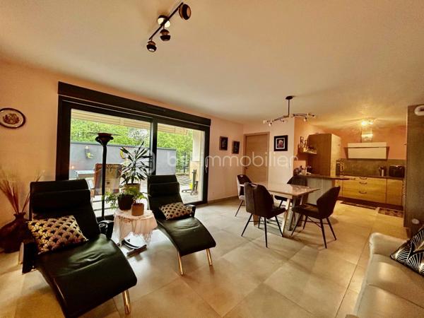 Appartement 3 pièces de plain-pied avec terrasse de près de 50 m2, garage, places de parking et cave 

À proximité immédiate de la gare, des commerces et des principaux axes vers le Luxembourg, découvrez cet appartement de plain-pied de 78 m2 environ, situé au rez-de-chaussée d'une résidence récente.
Particulièrement adapté aux travailleurs frontaliers, ce bien offre un cadre de vie pratique et confortable, tout en bénéficiant d'espaces extérieurs rares sur le secteur.

L'entrée dessert une agréable pièce de vie avec cuisine ouverte, bénéficiant d'un accès direct à l'extérieur. 
Vous profiterez d'une terrasse couverte de 11 m2 environ, prolongée par une vaste terrasse de 39m2, équipée d'un store banne motorisé ; soit près de 50 m2 d'espace extérieur privatif. Anciennement aménagée en jardin, cette surface peut facilement être réaménagée selon vos envies.

L'espace nuit se compose de deux chambres, dont une grande chambre avec placard intégré. 
Une salle de douche avec fenêtre, lavabo et sèche-serviettes, ainsi qu'un WC séparé, complètent l'agencement. 
Une buanderie/chaufferie avec espace de rangement apporte un confort supplémentaire au quotidien.

Prestations :
-	Chauffage au sol au gaz, individuel
-       Adoucisseur d'eau
-	Fenêtres PVC double vitrage, volets roulants motorisés  
-	Fibre optique 
-	VMC 
-	Visiophone 

Annexes particulièrement recherchées :
-	Garage fermé de 19,50 m2 avec porte motorisée et alimentation électrique 
-	Cave privative d'environ 6 m2
-	Trois places de stationnement privatives 

Son emplacement stratégique, à proximité de la frontière luxembourgeoise et de la gare d'Hettange-Grande, en fait un bien idéal pour une résidence principale comme pour un investissement locatif.
Un appartement fonctionnel, accessible et doté d'espaces extérieurs exceptionnels, dans l'un des secteurs les plus recherchés des frontaliers.
À découvrir sans tarder...

*****************************