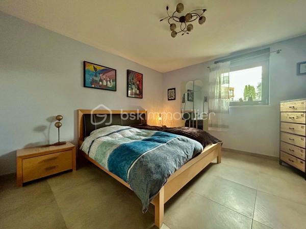 Appartement 3 pièces de plain-pied avec terrasse de près de 50 m2, garage, places de parking et cave 

À proximité immédiate de la gare, des commerces et des principaux axes vers le Luxembourg, découvrez cet appartement de plain-pied de 78 m2 environ, situé au rez-de-chaussée d'une résidence récente.
Particulièrement adapté aux travailleurs frontaliers, ce bien offre un cadre de vie pratique et confortable, tout en bénéficiant d'espaces extérieurs rares sur le secteur.

L'entrée dessert une agréable pièce de vie avec cuisine ouverte, bénéficiant d'un accès direct à l'extérieur. 
Vous profiterez d'une terrasse couverte de 11 m2 environ, prolongée par une vaste terrasse de 39m2, équipée d'un store banne motorisé ; soit près de 50 m2 d'espace extérieur privatif. Anciennement aménagée en jardin, cette surface peut facilement être réaménagée selon vos envies.

L'espace nuit se compose de deux chambres, dont une grande chambre avec placard intégré. 
Une salle de douche avec fenêtre, lavabo et sèche-serviettes, ainsi qu'un WC séparé, complètent l'agencement. 
Une buanderie/chaufferie avec espace de rangement apporte un confort supplémentaire au quotidien.

Prestations :
-	Chauffage au sol au gaz, individuel
-       Adoucisseur d'eau
-	Fenêtres PVC double vitrage, volets roulants motorisés  
-	Fibre optique 
-	VMC 
-	Visiophone 

Annexes particulièrement recherchées :
-	Garage fermé de 19,50 m2 avec porte motorisée et alimentation électrique 
-	Cave privative d'environ 6 m2
-	Trois places de stationnement privatives 

Son emplacement stratégique, à proximité de la frontière luxembourgeoise et de la gare d'Hettange-Grande, en fait un bien idéal pour une résidence principale comme pour un investissement locatif.
Un appartement fonctionnel, accessible et doté d'espaces extérieurs exceptionnels, dans l'un des secteurs les plus recherchés des frontaliers.
À découvrir sans tarder...

*****************************