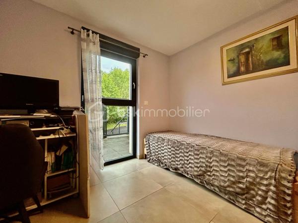 Appartement 3 pièces de plain-pied avec terrasse de près de 50 m2, garage, places de parking et cave 

À proximité immédiate de la gare, des commerces et des principaux axes vers le Luxembourg, découvrez cet appartement de plain-pied de 78 m2 environ, situé au rez-de-chaussée d'une résidence récente.
Particulièrement adapté aux travailleurs frontaliers, ce bien offre un cadre de vie pratique et confortable, tout en bénéficiant d'espaces extérieurs rares sur le secteur.

L'entrée dessert une agréable pièce de vie avec cuisine ouverte, bénéficiant d'un accès direct à l'extérieur. 
Vous profiterez d'une terrasse couverte de 11 m2 environ, prolongée par une vaste terrasse de 39m2, équipée d'un store banne motorisé ; soit près de 50 m2 d'espace extérieur privatif. Anciennement aménagée en jardin, cette surface peut facilement être réaménagée selon vos envies.

L'espace nuit se compose de deux chambres, dont une grande chambre avec placard intégré. 
Une salle de douche avec fenêtre, lavabo et sèche-serviettes, ainsi qu'un WC séparé, complètent l'agencement. 
Une buanderie/chaufferie avec espace de rangement apporte un confort supplémentaire au quotidien.

Prestations :
-	Chauffage au sol au gaz, individuel
-       Adoucisseur d'eau
-	Fenêtres PVC double vitrage, volets roulants motorisés  
-	Fibre optique 
-	VMC 
-	Visiophone 

Annexes particulièrement recherchées :
-	Garage fermé de 19,50 m2 avec porte motorisée et alimentation électrique 
-	Cave privative d'environ 6 m2
-	Trois places de stationnement privatives 

Son emplacement stratégique, à proximité de la frontière luxembourgeoise et de la gare d'Hettange-Grande, en fait un bien idéal pour une résidence principale comme pour un investissement locatif.
Un appartement fonctionnel, accessible et doté d'espaces extérieurs exceptionnels, dans l'un des secteurs les plus recherchés des frontaliers.
À découvrir sans tarder...

*****************************