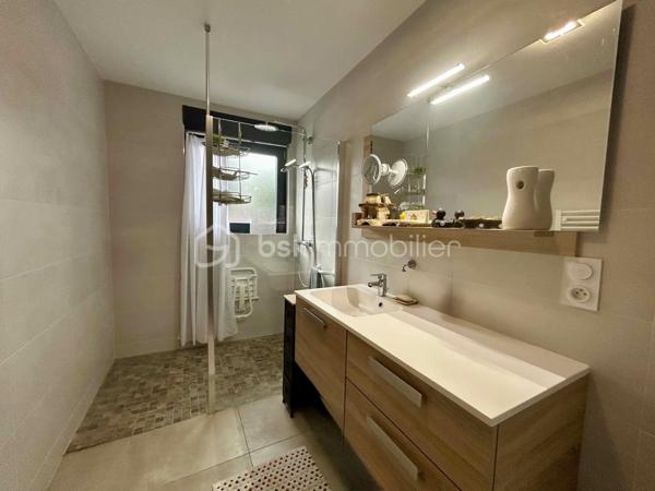Appartement 3 pièces de plain-pied avec terrasse de près de 50 m2, garage, places de parking et cave 

À proximité immédiate de la gare, des commerces et des principaux axes vers le Luxembourg, découvrez cet appartement de plain-pied de 78 m2 environ, situé au rez-de-chaussée d'une résidence récente.
Particulièrement adapté aux travailleurs frontaliers, ce bien offre un cadre de vie pratique et confortable, tout en bénéficiant d'espaces extérieurs rares sur le secteur.

L'entrée dessert une agréable pièce de vie avec cuisine ouverte, bénéficiant d'un accès direct à l'extérieur. 
Vous profiterez d'une terrasse couverte de 11 m2 environ, prolongée par une vaste terrasse de 39m2, équipée d'un store banne motorisé ; soit près de 50 m2 d'espace extérieur privatif. Anciennement aménagée en jardin, cette surface peut facilement être réaménagée selon vos envies.

L'espace nuit se compose de deux chambres, dont une grande chambre avec placard intégré. 
Une salle de douche avec fenêtre, lavabo et sèche-serviettes, ainsi qu'un WC séparé, complètent l'agencement. 
Une buanderie/chaufferie avec espace de rangement apporte un confort supplémentaire au quotidien.

Prestations :
-	Chauffage au sol au gaz, individuel
-       Adoucisseur d'eau
-	Fenêtres PVC double vitrage, volets roulants motorisés  
-	Fibre optique 
-	VMC 
-	Visiophone 

Annexes particulièrement recherchées :
-	Garage fermé de 19,50 m2 avec porte motorisée et alimentation électrique 
-	Cave privative d'environ 6 m2
-	Trois places de stationnement privatives 

Son emplacement stratégique, à proximité de la frontière luxembourgeoise et de la gare d'Hettange-Grande, en fait un bien idéal pour une résidence principale comme pour un investissement locatif.
Un appartement fonctionnel, accessible et doté d'espaces extérieurs exceptionnels, dans l'un des secteurs les plus recherchés des frontaliers.
À découvrir sans tarder...

*****************************
