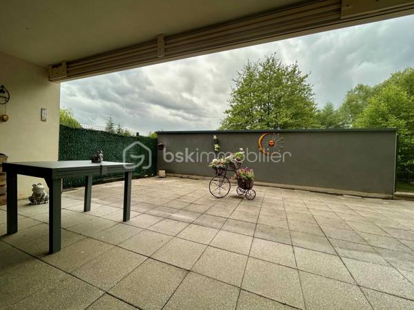 Appartement 3 pièces de plain-pied avec terrasse de près de 50 m2, garage, places de parking et cave 

À proximité immédiate de la gare, des commerces et des principaux axes vers le Luxembourg, découvrez cet appartement de plain-pied de 78 m2 environ, situé au rez-de-chaussée d'une résidence récente.
Particulièrement adapté aux travailleurs frontaliers, ce bien offre un cadre de vie pratique et confortable, tout en bénéficiant d'espaces extérieurs rares sur le secteur.

L'entrée dessert une agréable pièce de vie avec cuisine ouverte, bénéficiant d'un accès direct à l'extérieur. 
Vous profiterez d'une terrasse couverte de 11 m2 environ, prolongée par une vaste terrasse de 39m2, équipée d'un store banne motorisé ; soit près de 50 m2 d'espace extérieur privatif. Anciennement aménagée en jardin, cette surface peut facilement être réaménagée selon vos envies.

L'espace nuit se compose de deux chambres, dont une grande chambre avec placard intégré. 
Une salle de douche avec fenêtre, lavabo et sèche-serviettes, ainsi qu'un WC séparé, complètent l'agencement. 
Une buanderie/chaufferie avec espace de rangement apporte un confort supplémentaire au quotidien.

Prestations :
-	Chauffage au sol au gaz, individuel
-       Adoucisseur d'eau
-	Fenêtres PVC double vitrage, volets roulants motorisés  
-	Fibre optique 
-	VMC 
-	Visiophone 

Annexes particulièrement recherchées :
-	Garage fermé de 19,50 m2 avec porte motorisée et alimentation électrique 
-	Cave privative d'environ 6 m2
-	Trois places de stationnement privatives 

Son emplacement stratégique, à proximité de la frontière luxembourgeoise et de la gare d'Hettange-Grande, en fait un bien idéal pour une résidence principale comme pour un investissement locatif.
Un appartement fonctionnel, accessible et doté d'espaces extérieurs exceptionnels, dans l'un des secteurs les plus recherchés des frontaliers.
À découvrir sans tarder...

*****************************