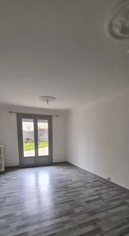 Maison à louer 916 € CC ROULLET ST ESTEPHE 4 p 129 m² DPE D