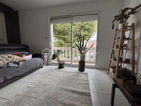 Vous recherchez une maison confortable pour votre famille ? 

Vous voulez des jolis volumes et de la lumière ? 

Vous voulez être proche de Montélimar ?

Cette maison remplie ces critères et même plus encore ! 
"Effet Waouh" assuré !!

En entrant vous découvrirez une grande et lumineuse pièce de vie de 52m2 avec sa cuisine équipée. 
Vous pourrez profiter d'un balcon coté rue et surtout d'une belle terrasse de 18m2 de l'autre coté offrant une très jolie vue sur la montagne.
Une buanderie et un wc complète ce palier.

A l'étage vous trouverez deux chambres de 13m2 avec des grands rangement pratiques et esthétiques ,et, une plus grande chambre de 17m2 .
Une belle salle d'eau moderne et fonctionnelle avec wc complète ce deuxième palier.

Très utile en ville, vous bénéficiez d'une place de parking et d'un garage de 17m2.

La pièce principale est climatisée, vous avez des stores électriques, la maison est très bien entretenue et les matériaux
et équipements de la maison sont très qualitatifs .

Une maison idéale pour une famille offrant confort et design moderne pour un prix très abordable.
La maison a été construite en 2011 et n'a pas subit de dégâts, rapport d'expertise fourni sur demande.

Contactez moi pour plus de renseignements et pout organiser une visite.