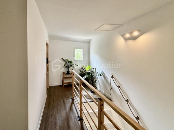 Vous recherchez une maison confortable pour votre famille ? 

Vous voulez des jolis volumes et de la lumière ? 

Vous voulez être proche de Montélimar ?

Cette maison remplie ces critères et même plus encore ! 
"Effet Waouh" assuré !!

En entrant vous découvrirez une grande et lumineuse pièce de vie de 52m2 avec sa cuisine équipée. 
Vous pourrez profiter d'un balcon coté rue et surtout d'une belle terrasse de 18m2 de l'autre coté offrant une très jolie vue sur la montagne.
Une buanderie et un wc complète ce palier.

A l'étage vous trouverez deux chambres de 13m2 avec des grands rangement pratiques et esthétiques ,et, une plus grande chambre de 17m2 .
Une belle salle d'eau moderne et fonctionnelle avec wc complète ce deuxième palier.

Très utile en ville, vous bénéficiez d'une place de parking et d'un garage de 17m2.

La pièce principale est climatisée, vous avez des stores électriques, la maison est très bien entretenue et les matériaux
et équipements de la maison sont très qualitatifs .

Une maison idéale pour une famille offrant confort et design moderne pour un prix très abordable.
La maison a été construite en 2011 et n'a pas subit de dégâts, rapport d'expertise fourni sur demande.

Contactez moi pour plus de renseignements et pout organiser une visite.