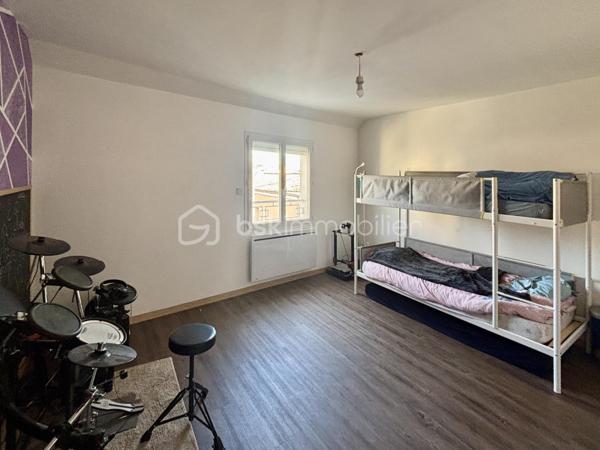 Vous recherchez une maison confortable pour votre famille ? 

Vous voulez des jolis volumes et de la lumière ? 

Vous voulez être proche de Montélimar ?

Cette maison remplie ces critères et même plus encore ! 
"Effet Waouh" assuré !!

En entrant vous découvrirez une grande et lumineuse pièce de vie de 52m2 avec sa cuisine équipée. 
Vous pourrez profiter d'un balcon coté rue et surtout d'une belle terrasse de 18m2 de l'autre coté offrant une très jolie vue sur la montagne.
Une buanderie et un wc complète ce palier.

A l'étage vous trouverez deux chambres de 13m2 avec des grands rangement pratiques et esthétiques ,et, une plus grande chambre de 17m2 .
Une belle salle d'eau moderne et fonctionnelle avec wc complète ce deuxième palier.

Très utile en ville, vous bénéficiez d'une place de parking et d'un garage de 17m2.

La pièce principale est climatisée, vous avez des stores électriques, la maison est très bien entretenue et les matériaux
et équipements de la maison sont très qualitatifs .

Une maison idéale pour une famille offrant confort et design moderne pour un prix très abordable.
La maison a été construite en 2011 et n'a pas subit de dégâts, rapport d'expertise fourni sur demande.

Contactez moi pour plus de renseignements et pout organiser une visite.
