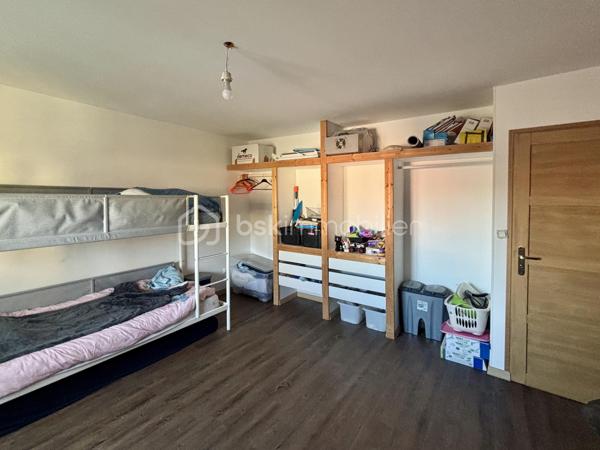 Vous recherchez une maison confortable pour votre famille ? 

Vous voulez des jolis volumes et de la lumière ? 

Vous voulez être proche de Montélimar ?

Cette maison remplie ces critères et même plus encore ! 
"Effet Waouh" assuré !!

En entrant vous découvrirez une grande et lumineuse pièce de vie de 52m2 avec sa cuisine équipée. 
Vous pourrez profiter d'un balcon coté rue et surtout d'une belle terrasse de 18m2 de l'autre coté offrant une très jolie vue sur la montagne.
Une buanderie et un wc complète ce palier.

A l'étage vous trouverez deux chambres de 13m2 avec des grands rangement pratiques et esthétiques ,et, une plus grande chambre de 17m2 .
Une belle salle d'eau moderne et fonctionnelle avec wc complète ce deuxième palier.

Très utile en ville, vous bénéficiez d'une place de parking et d'un garage de 17m2.

La pièce principale est climatisée, vous avez des stores électriques, la maison est très bien entretenue et les matériaux
et équipements de la maison sont très qualitatifs .

Une maison idéale pour une famille offrant confort et design moderne pour un prix très abordable.
La maison a été construite en 2011 et n'a pas subit de dégâts, rapport d'expertise fourni sur demande.

Contactez moi pour plus de renseignements et pout organiser une visite.