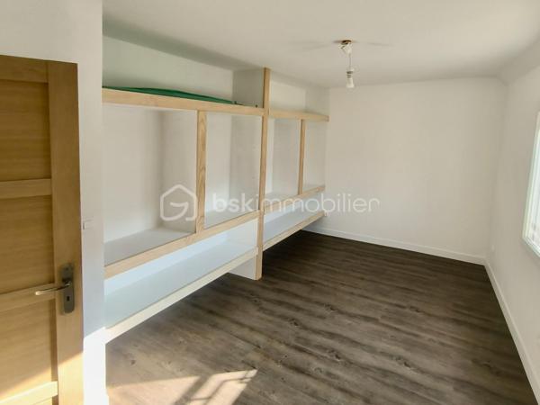 Vous recherchez une maison confortable pour votre famille ? 

Vous voulez des jolis volumes et de la lumière ? 

Vous voulez être proche de Montélimar ?

Cette maison remplie ces critères et même plus encore ! 
"Effet Waouh" assuré !!

En entrant vous découvrirez une grande et lumineuse pièce de vie de 52m2 avec sa cuisine équipée. 
Vous pourrez profiter d'un balcon coté rue et surtout d'une belle terrasse de 18m2 de l'autre coté offrant une très jolie vue sur la montagne.
Une buanderie et un wc complète ce palier.

A l'étage vous trouverez deux chambres de 13m2 avec des grands rangement pratiques et esthétiques ,et, une plus grande chambre de 17m2 .
Une belle salle d'eau moderne et fonctionnelle avec wc complète ce deuxième palier.

Très utile en ville, vous bénéficiez d'une place de parking et d'un garage de 17m2.

La pièce principale est climatisée, vous avez des stores électriques, la maison est très bien entretenue et les matériaux
et équipements de la maison sont très qualitatifs .

Une maison idéale pour une famille offrant confort et design moderne pour un prix très abordable.
La maison a été construite en 2011 et n'a pas subit de dégâts, rapport d'expertise fourni sur demande.

Contactez moi pour plus de renseignements et pout organiser une visite.