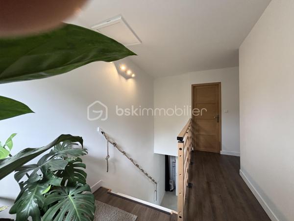 Vous recherchez une maison confortable pour votre famille ? 

Vous voulez des jolis volumes et de la lumière ? 

Vous voulez être proche de Montélimar ?

Cette maison remplie ces critères et même plus encore ! 
"Effet Waouh" assuré !!

En entrant vous découvrirez une grande et lumineuse pièce de vie de 52m2 avec sa cuisine équipée. 
Vous pourrez profiter d'un balcon coté rue et surtout d'une belle terrasse de 18m2 de l'autre coté offrant une très jolie vue sur la montagne.
Une buanderie et un wc complète ce palier.

A l'étage vous trouverez deux chambres de 13m2 avec des grands rangement pratiques et esthétiques ,et, une plus grande chambre de 17m2 .
Une belle salle d'eau moderne et fonctionnelle avec wc complète ce deuxième palier.

Très utile en ville, vous bénéficiez d'une place de parking et d'un garage de 17m2.

La pièce principale est climatisée, vous avez des stores électriques, la maison est très bien entretenue et les matériaux
et équipements de la maison sont très qualitatifs .

Une maison idéale pour une famille offrant confort et design moderne pour un prix très abordable.
La maison a été construite en 2011 et n'a pas subit de dégâts, rapport d'expertise fourni sur demande.

Contactez moi pour plus de renseignements et pout organiser une visite.