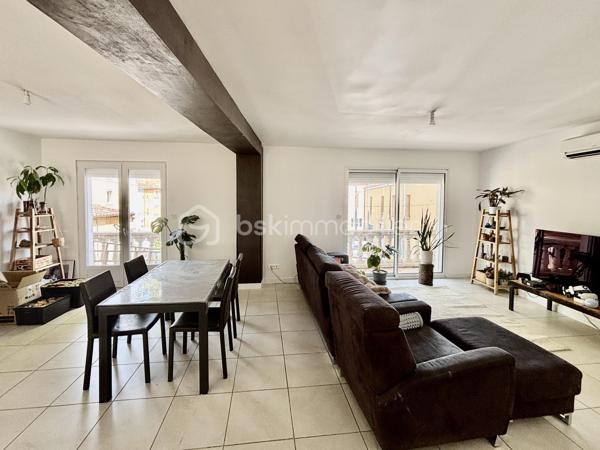 Vous recherchez une maison confortable pour votre famille ? 

Vous voulez des jolis volumes et de la lumière ? 

Vous voulez être proche de Montélimar ?

Cette maison remplie ces critères et même plus encore ! 
"Effet Waouh" assuré !!

En entrant vous découvrirez une grande et lumineuse pièce de vie de 52m2 avec sa cuisine équipée. 
Vous pourrez profiter d'un balcon coté rue et surtout d'une belle terrasse de 18m2 de l'autre coté offrant une très jolie vue sur la montagne.
Une buanderie et un wc complète ce palier.

A l'étage vous trouverez deux chambres de 13m2 avec des grands rangement pratiques et esthétiques ,et, une plus grande chambre de 17m2 .
Une belle salle d'eau moderne et fonctionnelle avec wc complète ce deuxième palier.

Très utile en ville, vous bénéficiez d'une place de parking et d'un garage de 17m2.

La pièce principale est climatisée, vous avez des stores électriques, la maison est très bien entretenue et les matériaux
et équipements de la maison sont très qualitatifs .

Une maison idéale pour une famille offrant confort et design moderne pour un prix très abordable.
La maison a été construite en 2011 et n'a pas subit de dégâts, rapport d'expertise fourni sur demande.

Contactez moi pour plus de renseignements et pout organiser une visite.