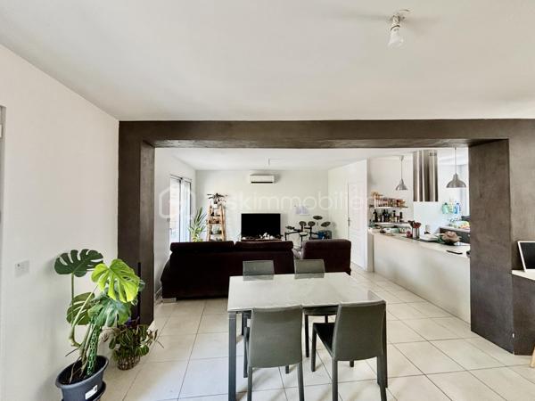 Vous recherchez une maison confortable pour votre famille ? 

Vous voulez des jolis volumes et de la lumière ? 

Vous voulez être proche de Montélimar ?

Cette maison remplie ces critères et même plus encore ! 
"Effet Waouh" assuré !!

En entrant vous découvrirez une grande et lumineuse pièce de vie de 52m2 avec sa cuisine équipée. 
Vous pourrez profiter d'un balcon coté rue et surtout d'une belle terrasse de 18m2 de l'autre coté offrant une très jolie vue sur la montagne.
Une buanderie et un wc complète ce palier.

A l'étage vous trouverez deux chambres de 13m2 avec des grands rangement pratiques et esthétiques ,et, une plus grande chambre de 17m2 .
Une belle salle d'eau moderne et fonctionnelle avec wc complète ce deuxième palier.

Très utile en ville, vous bénéficiez d'une place de parking et d'un garage de 17m2.

La pièce principale est climatisée, vous avez des stores électriques, la maison est très bien entretenue et les matériaux
et équipements de la maison sont très qualitatifs .

Une maison idéale pour une famille offrant confort et design moderne pour un prix très abordable.
La maison a été construite en 2011 et n'a pas subit de dégâts, rapport d'expertise fourni sur demande.

Contactez moi pour plus de renseignements et pout organiser une visite.