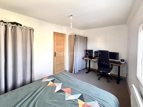 Vous recherchez une maison confortable pour votre famille ? 

Vous voulez des jolis volumes et de la lumière ? 

Vous voulez être proche de Montélimar ?

Cette maison remplie ces critères et même plus encore ! 
"Effet Waouh" assuré !!

En entrant vous découvrirez une grande et lumineuse pièce de vie de 52m2 avec sa cuisine équipée. 
Vous pourrez profiter d'un balcon coté rue et surtout d'une belle terrasse de 18m2 de l'autre coté offrant une très jolie vue sur la montagne.
Une buanderie et un wc complète ce palier.

A l'étage vous trouverez deux chambres de 13m2 avec des grands rangement pratiques et esthétiques ,et, une plus grande chambre de 17m2 .
Une belle salle d'eau moderne et fonctionnelle avec wc complète ce deuxième palier.

Très utile en ville, vous bénéficiez d'une place de parking et d'un garage de 17m2.

La pièce principale est climatisée, vous avez des stores électriques, la maison est très bien entretenue et les matériaux
et équipements de la maison sont très qualitatifs .

Une maison idéale pour une famille offrant confort et design moderne pour un prix très abordable.
La maison a été construite en 2011 et n'a pas subit de dégâts, rapport d'expertise fourni sur demande.

Contactez moi pour plus de renseignements et pout organiser une visite.