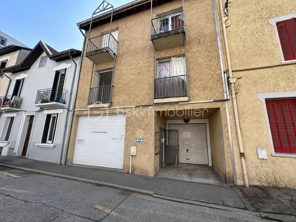 GRENOBLE  IMMEUBLE DE RAPPORT Proche du palais des sports à Grenoble (arrêt Flandrin-Valmy)

À vendre, immeuble construit en 2005, composé de 5 appartements T2 et de 2 locaux professionnels, idéal pour un investisseur recherchant un actif diversifié habitation/professionnel.

COMPOSITION DE L'IMMEUBLE

1er étage :
Deux appartements T2 :

T2 droite : 26,58 m² – DPE C
T2 gauche : 27,49 m² – DPE C

Loyer : 525 € charges comprises par appartement, dont environ 40 € de charges/mois. 

2e étage :
Deux appartements T2 avec balcon :

T2 droite : 26,72 m² – DPE C
T2 gauche : 27,24 m² – DPE C

Loyer : 525 € charges comprises par appartement, dont environ 40 € de charges/mois.

Chaque T2 comprend une pièce de vie avec kitchenette, une chambre avec placard ainsi qu'une salle d'eau avec douche, WC et vasque.

3e étage – combles aménagés :
Un T2 de 31 m², avec Velux et climatisation.
DPE C – GES A.
Loué 561 € charges comprises.

Rez-de-chaussée – 2 locaux professionnels :

Premier local d'environ 58 m², idéal artisan, avec WC, lavabo et électricité.
Valeur locative : 600 € HT/mois.

Second local d'environ 31 m², avec WC, lavabo et électricité.
Valeur locative : 300 € HT/mois.

LES ATOUTS

5 appartements tous classés DPE C, deux locaux professionnels, construction 2005, double vitrage, chauffage électrique, VMC collective, local poubelles, balcons au 2e étage et climatisation dans l'appartement sous combles.

Baux non meublés 

Taxe foncière 6572€

Revenus locatifs diversifiés et fort potentiel pour un investissement patrimonial.

Dossier complet, diagnostics et informations complémentaires disponibles sur demande.

Contactez-nous pour obtenir davantage de renseignements ou organiser une visite.