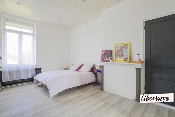 Maison 4 chambres, 180 m² avec local commercial loué, cour, jardin et potentiel d’aménagement