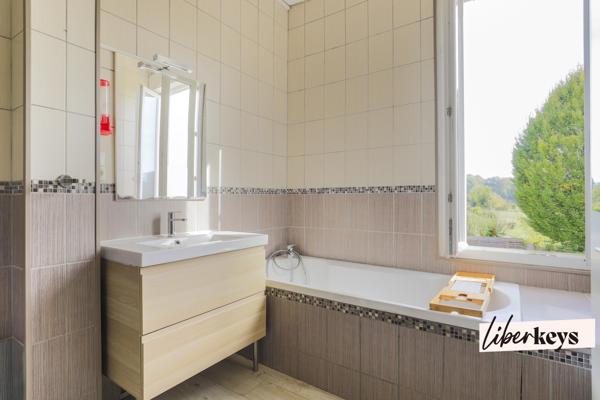 Maison 4 chambres, 180 m² avec local commercial loué, cour, jardin et potentiel d’aménagement