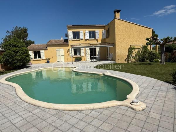Idéalement située à Frontignan, entre Sète et Montpellier, cette superbe villa bénéficie d'un emplacement privilégié, à proximité immédiate de l'autoroute A9, de la gare, des plages méditerranéennes et du Bassin de Thau, réputé pour son cadre naturel exceptionnel et sa douceur de vivre. Proche toutes commodités.

Entièrement rénovée et repensée en 2008 avec des matériaux de qualité, cette propriété développe 195 m² habitables environ sur un magnifique terrain arboré de 1200 m² offrant calme, confort et intimité.

Dès l'entrée, un vaste hall vous mène vers une spacieuse pièce de vie de 64 m², baignée de lumière grâce à ses larges ouvertures. Cet espace convivial réunit un salon chaleureux, une cuisine contemporaine entièrement aménagée et équipée ainsi qu'un agréable espace repas, le tout ouvert sur une belle terrasse conviviale et le jardin. Bureau.
Le rez-de-chaussée propose également une suite parentale de 25 m²avec son élégante salle de bains équipée d'une douche et d'une baignoire ainsi qu'un WC indépendant.

À l'étage, l'espace nuit se compose de quatre chambres, dont trois agréables chambres mansardées pleines de charme, d'une salle d'eau et de nombreux espaces de rangement, offrant une configuration idéale pour une grande famille ou pour recevoir.
Cette villa se distingue par la qualité de ses prestations :
Fenêtres à galandage au rez-de-chaussée et menuiseries oscillo-battantes à l'étage
Sols en travertin
Plafonds suspendus au rez-de-chaussée
Climatisation réversible
Cheminée avec insert
Panneaux photovoltaïques destinés à l'autoconsommation
Forage
Piscine équipée de panneaux solaires
Cuisine d'été
Abri de jardin
Garage
Stationnement privatif permettant d'accueillir plusieurs véhicules à l'intérieur de la propriété

À l'extérieur, le jardin soigneusement arboré constitue un véritable havre de paix où chaque espace a été pensé pour profiter pleinement du climat méditerranéen. Entre les terrasses, la piscine et les espaces de détente, cette propriété offre un cadre de vie privilégié, alliant élégance, confort et fonctionnalité.
Une visite s'impose.