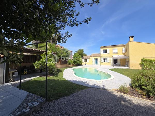 Idéalement située à Frontignan, entre Sète et Montpellier, cette superbe villa bénéficie d'un emplacement privilégié, à proximité immédiate de l'autoroute A9, de la gare, des plages méditerranéennes et du Bassin de Thau, réputé pour son cadre naturel exceptionnel et sa douceur de vivre. Proche toutes commodités.

Entièrement rénovée et repensée en 2008 avec des matériaux de qualité, cette propriété développe 195 m² habitables environ sur un magnifique terrain arboré de 1200 m² offrant calme, confort et intimité.

Dès l'entrée, un vaste hall vous mène vers une spacieuse pièce de vie de 64 m², baignée de lumière grâce à ses larges ouvertures. Cet espace convivial réunit un salon chaleureux, une cuisine contemporaine entièrement aménagée et équipée ainsi qu'un agréable espace repas, le tout ouvert sur une belle terrasse conviviale et le jardin. Bureau.
Le rez-de-chaussée propose également une suite parentale de 25 m²avec son élégante salle de bains équipée d'une douche et d'une baignoire ainsi qu'un WC indépendant.

À l'étage, l'espace nuit se compose de quatre chambres, dont trois agréables chambres mansardées pleines de charme, d'une salle d'eau et de nombreux espaces de rangement, offrant une configuration idéale pour une grande famille ou pour recevoir.
Cette villa se distingue par la qualité de ses prestations :
Fenêtres à galandage au rez-de-chaussée et menuiseries oscillo-battantes à l'étage
Sols en travertin
Plafonds suspendus au rez-de-chaussée
Climatisation réversible
Cheminée avec insert
Panneaux photovoltaïques destinés à l'autoconsommation
Forage
Piscine équipée de panneaux solaires
Cuisine d'été
Abri de jardin
Garage
Stationnement privatif permettant d'accueillir plusieurs véhicules à l'intérieur de la propriété

À l'extérieur, le jardin soigneusement arboré constitue un véritable havre de paix où chaque espace a été pensé pour profiter pleinement du climat méditerranéen. Entre les terrasses, la piscine et les espaces de détente, cette propriété offre un cadre de vie privilégié, alliant élégance, confort et fonctionnalité.
Une visite s'impose.