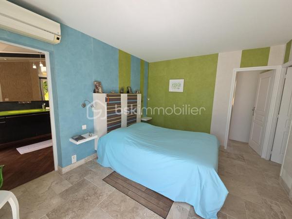 Idéalement située à Frontignan, entre Sète et Montpellier, cette superbe villa bénéficie d'un emplacement privilégié, à proximité immédiate de l'autoroute A9, de la gare, des plages méditerranéennes et du Bassin de Thau, réputé pour son cadre naturel exceptionnel et sa douceur de vivre. Proche toutes commodités.

Entièrement rénovée et repensée en 2008 avec des matériaux de qualité, cette propriété développe 195 m² habitables environ sur un magnifique terrain arboré de 1200 m² offrant calme, confort et intimité.

Dès l'entrée, un vaste hall vous mène vers une spacieuse pièce de vie de 64 m², baignée de lumière grâce à ses larges ouvertures. Cet espace convivial réunit un salon chaleureux, une cuisine contemporaine entièrement aménagée et équipée ainsi qu'un agréable espace repas, le tout ouvert sur une belle terrasse conviviale et le jardin. Bureau.
Le rez-de-chaussée propose également une suite parentale de 25 m²avec son élégante salle de bains équipée d'une douche et d'une baignoire ainsi qu'un WC indépendant.

À l'étage, l'espace nuit se compose de quatre chambres, dont trois agréables chambres mansardées pleines de charme, d'une salle d'eau et de nombreux espaces de rangement, offrant une configuration idéale pour une grande famille ou pour recevoir.
Cette villa se distingue par la qualité de ses prestations :
Fenêtres à galandage au rez-de-chaussée et menuiseries oscillo-battantes à l'étage
Sols en travertin
Plafonds suspendus au rez-de-chaussée
Climatisation réversible
Cheminée avec insert
Panneaux photovoltaïques destinés à l'autoconsommation
Forage
Piscine équipée de panneaux solaires
Cuisine d'été
Abri de jardin
Garage
Stationnement privatif permettant d'accueillir plusieurs véhicules à l'intérieur de la propriété

À l'extérieur, le jardin soigneusement arboré constitue un véritable havre de paix où chaque espace a été pensé pour profiter pleinement du climat méditerranéen. Entre les terrasses, la piscine et les espaces de détente, cette propriété offre un cadre de vie privilégié, alliant élégance, confort et fonctionnalité.
Une visite s'impose.