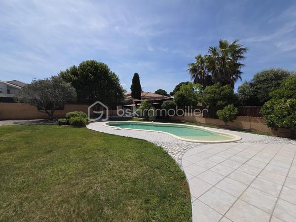 Idéalement située à Frontignan, entre Sète et Montpellier, cette superbe villa bénéficie d'un emplacement privilégié, à proximité immédiate de l'autoroute A9, de la gare, des plages méditerranéennes et du Bassin de Thau, réputé pour son cadre naturel exceptionnel et sa douceur de vivre. Proche toutes commodités.

Entièrement rénovée et repensée en 2008 avec des matériaux de qualité, cette propriété développe 195 m² habitables environ sur un magnifique terrain arboré de 1200 m² offrant calme, confort et intimité.

Dès l'entrée, un vaste hall vous mène vers une spacieuse pièce de vie de 64 m², baignée de lumière grâce à ses larges ouvertures. Cet espace convivial réunit un salon chaleureux, une cuisine contemporaine entièrement aménagée et équipée ainsi qu'un agréable espace repas, le tout ouvert sur une belle terrasse conviviale et le jardin. Bureau.
Le rez-de-chaussée propose également une suite parentale de 25 m²avec son élégante salle de bains équipée d'une douche et d'une baignoire ainsi qu'un WC indépendant.

À l'étage, l'espace nuit se compose de quatre chambres, dont trois agréables chambres mansardées pleines de charme, d'une salle d'eau et de nombreux espaces de rangement, offrant une configuration idéale pour une grande famille ou pour recevoir.
Cette villa se distingue par la qualité de ses prestations :
Fenêtres à galandage au rez-de-chaussée et menuiseries oscillo-battantes à l'étage
Sols en travertin
Plafonds suspendus au rez-de-chaussée
Climatisation réversible
Cheminée avec insert
Panneaux photovoltaïques destinés à l'autoconsommation
Forage
Piscine équipée de panneaux solaires
Cuisine d'été
Abri de jardin
Garage
Stationnement privatif permettant d'accueillir plusieurs véhicules à l'intérieur de la propriété

À l'extérieur, le jardin soigneusement arboré constitue un véritable havre de paix où chaque espace a été pensé pour profiter pleinement du climat méditerranéen. Entre les terrasses, la piscine et les espaces de détente, cette propriété offre un cadre de vie privilégié, alliant élégance, confort et fonctionnalité.
Une visite s'impose.