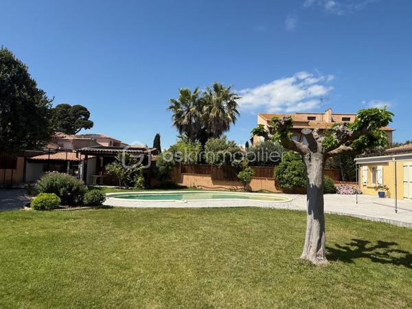 Idéalement située à Frontignan, entre Sète et Montpellier, cette superbe villa bénéficie d'un emplacement privilégié, à proximité immédiate de l'autoroute A9, de la gare, des plages méditerranéennes et du Bassin de Thau, réputé pour son cadre naturel exceptionnel et sa douceur de vivre. Proche toutes commodités.

Entièrement rénovée et repensée en 2008 avec des matériaux de qualité, cette propriété développe 195 m² habitables environ sur un magnifique terrain arboré de 1200 m² offrant calme, confort et intimité.

Dès l'entrée, un vaste hall vous mène vers une spacieuse pièce de vie de 64 m², baignée de lumière grâce à ses larges ouvertures. Cet espace convivial réunit un salon chaleureux, une cuisine contemporaine entièrement aménagée et équipée ainsi qu'un agréable espace repas, le tout ouvert sur une belle terrasse conviviale et le jardin. Bureau.
Le rez-de-chaussée propose également une suite parentale de 25 m²avec son élégante salle de bains équipée d'une douche et d'une baignoire ainsi qu'un WC indépendant.

À l'étage, l'espace nuit se compose de quatre chambres, dont trois agréables chambres mansardées pleines de charme, d'une salle d'eau et de nombreux espaces de rangement, offrant une configuration idéale pour une grande famille ou pour recevoir.
Cette villa se distingue par la qualité de ses prestations :
Fenêtres à galandage au rez-de-chaussée et menuiseries oscillo-battantes à l'étage
Sols en travertin
Plafonds suspendus au rez-de-chaussée
Climatisation réversible
Cheminée avec insert
Panneaux photovoltaïques destinés à l'autoconsommation
Forage
Piscine équipée de panneaux solaires
Cuisine d'été
Abri de jardin
Garage
Stationnement privatif permettant d'accueillir plusieurs véhicules à l'intérieur de la propriété

À l'extérieur, le jardin soigneusement arboré constitue un véritable havre de paix où chaque espace a été pensé pour profiter pleinement du climat méditerranéen. Entre les terrasses, la piscine et les espaces de détente, cette propriété offre un cadre de vie privilégié, alliant élégance, confort et fonctionnalité.
Une visite s'impose.