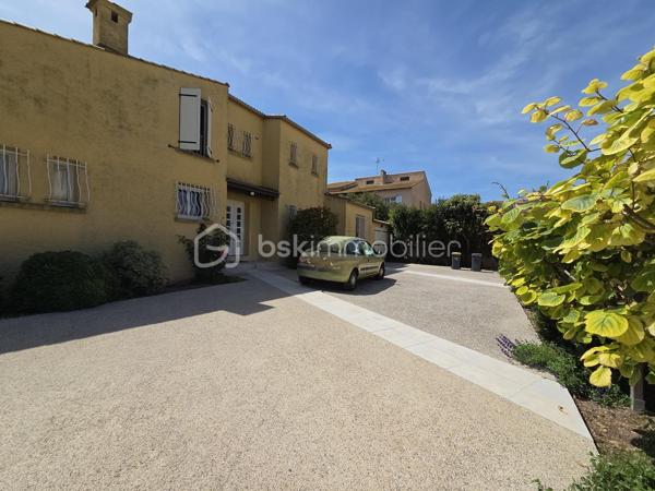 Idéalement située à Frontignan, entre Sète et Montpellier, cette superbe villa bénéficie d'un emplacement privilégié, à proximité immédiate de l'autoroute A9, de la gare, des plages méditerranéennes et du Bassin de Thau, réputé pour son cadre naturel exceptionnel et sa douceur de vivre. Proche toutes commodités.

Entièrement rénovée et repensée en 2008 avec des matériaux de qualité, cette propriété développe 195 m² habitables environ sur un magnifique terrain arboré de 1200 m² offrant calme, confort et intimité.

Dès l'entrée, un vaste hall vous mène vers une spacieuse pièce de vie de 64 m², baignée de lumière grâce à ses larges ouvertures. Cet espace convivial réunit un salon chaleureux, une cuisine contemporaine entièrement aménagée et équipée ainsi qu'un agréable espace repas, le tout ouvert sur une belle terrasse conviviale et le jardin. Bureau.
Le rez-de-chaussée propose également une suite parentale de 25 m²avec son élégante salle de bains équipée d'une douche et d'une baignoire ainsi qu'un WC indépendant.

À l'étage, l'espace nuit se compose de quatre chambres, dont trois agréables chambres mansardées pleines de charme, d'une salle d'eau et de nombreux espaces de rangement, offrant une configuration idéale pour une grande famille ou pour recevoir.
Cette villa se distingue par la qualité de ses prestations :
Fenêtres à galandage au rez-de-chaussée et menuiseries oscillo-battantes à l'étage
Sols en travertin
Plafonds suspendus au rez-de-chaussée
Climatisation réversible
Cheminée avec insert
Panneaux photovoltaïques destinés à l'autoconsommation
Forage
Piscine équipée de panneaux solaires
Cuisine d'été
Abri de jardin
Garage
Stationnement privatif permettant d'accueillir plusieurs véhicules à l'intérieur de la propriété

À l'extérieur, le jardin soigneusement arboré constitue un véritable havre de paix où chaque espace a été pensé pour profiter pleinement du climat méditerranéen. Entre les terrasses, la piscine et les espaces de détente, cette propriété offre un cadre de vie privilégié, alliant élégance, confort et fonctionnalité.
Une visite s'impose.