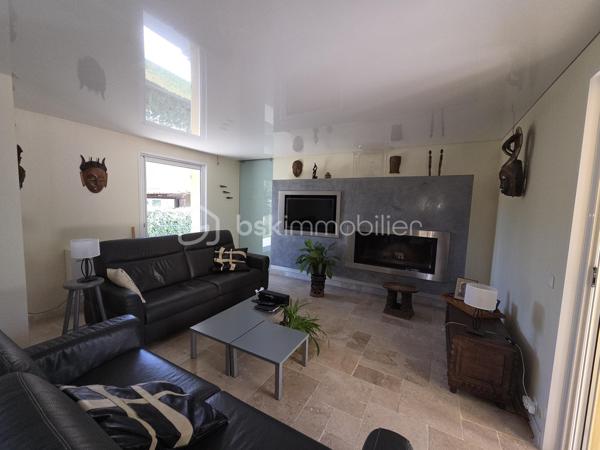 Idéalement située à Frontignan, entre Sète et Montpellier, cette superbe villa bénéficie d'un emplacement privilégié, à proximité immédiate de l'autoroute A9, de la gare, des plages méditerranéennes et du Bassin de Thau, réputé pour son cadre naturel exceptionnel et sa douceur de vivre. Proche toutes commodités.

Entièrement rénovée et repensée en 2008 avec des matériaux de qualité, cette propriété développe 195 m² habitables environ sur un magnifique terrain arboré de 1200 m² offrant calme, confort et intimité.

Dès l'entrée, un vaste hall vous mène vers une spacieuse pièce de vie de 64 m², baignée de lumière grâce à ses larges ouvertures. Cet espace convivial réunit un salon chaleureux, une cuisine contemporaine entièrement aménagée et équipée ainsi qu'un agréable espace repas, le tout ouvert sur une belle terrasse conviviale et le jardin. Bureau.
Le rez-de-chaussée propose également une suite parentale de 25 m²avec son élégante salle de bains équipée d'une douche et d'une baignoire ainsi qu'un WC indépendant.

À l'étage, l'espace nuit se compose de quatre chambres, dont trois agréables chambres mansardées pleines de charme, d'une salle d'eau et de nombreux espaces de rangement, offrant une configuration idéale pour une grande famille ou pour recevoir.
Cette villa se distingue par la qualité de ses prestations :
Fenêtres à galandage au rez-de-chaussée et menuiseries oscillo-battantes à l'étage
Sols en travertin
Plafonds suspendus au rez-de-chaussée
Climatisation réversible
Cheminée avec insert
Panneaux photovoltaïques destinés à l'autoconsommation
Forage
Piscine équipée de panneaux solaires
Cuisine d'été
Abri de jardin
Garage
Stationnement privatif permettant d'accueillir plusieurs véhicules à l'intérieur de la propriété

À l'extérieur, le jardin soigneusement arboré constitue un véritable havre de paix où chaque espace a été pensé pour profiter pleinement du climat méditerranéen. Entre les terrasses, la piscine et les espaces de détente, cette propriété offre un cadre de vie privilégié, alliant élégance, confort et fonctionnalité.
Une visite s'impose.