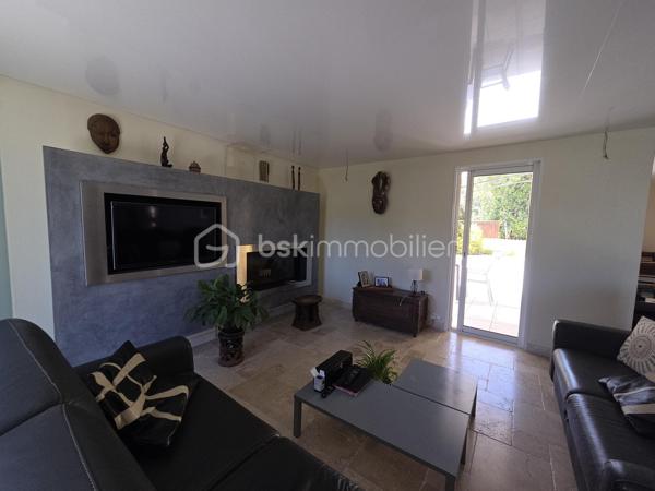 Idéalement située à Frontignan, entre Sète et Montpellier, cette superbe villa bénéficie d'un emplacement privilégié, à proximité immédiate de l'autoroute A9, de la gare, des plages méditerranéennes et du Bassin de Thau, réputé pour son cadre naturel exceptionnel et sa douceur de vivre. Proche toutes commodités.

Entièrement rénovée et repensée en 2008 avec des matériaux de qualité, cette propriété développe 195 m² habitables environ sur un magnifique terrain arboré de 1200 m² offrant calme, confort et intimité.

Dès l'entrée, un vaste hall vous mène vers une spacieuse pièce de vie de 64 m², baignée de lumière grâce à ses larges ouvertures. Cet espace convivial réunit un salon chaleureux, une cuisine contemporaine entièrement aménagée et équipée ainsi qu'un agréable espace repas, le tout ouvert sur une belle terrasse conviviale et le jardin. Bureau.
Le rez-de-chaussée propose également une suite parentale de 25 m²avec son élégante salle de bains équipée d'une douche et d'une baignoire ainsi qu'un WC indépendant.

À l'étage, l'espace nuit se compose de quatre chambres, dont trois agréables chambres mansardées pleines de charme, d'une salle d'eau et de nombreux espaces de rangement, offrant une configuration idéale pour une grande famille ou pour recevoir.
Cette villa se distingue par la qualité de ses prestations :
Fenêtres à galandage au rez-de-chaussée et menuiseries oscillo-battantes à l'étage
Sols en travertin
Plafonds suspendus au rez-de-chaussée
Climatisation réversible
Cheminée avec insert
Panneaux photovoltaïques destinés à l'autoconsommation
Forage
Piscine équipée de panneaux solaires
Cuisine d'été
Abri de jardin
Garage
Stationnement privatif permettant d'accueillir plusieurs véhicules à l'intérieur de la propriété

À l'extérieur, le jardin soigneusement arboré constitue un véritable havre de paix où chaque espace a été pensé pour profiter pleinement du climat méditerranéen. Entre les terrasses, la piscine et les espaces de détente, cette propriété offre un cadre de vie privilégié, alliant élégance, confort et fonctionnalité.
Une visite s'impose.