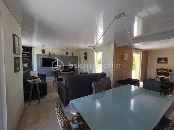 Idéalement située à Frontignan, entre Sète et Montpellier, cette superbe villa bénéficie d'un emplacement privilégié, à proximité immédiate de l'autoroute A9, de la gare, des plages méditerranéennes et du Bassin de Thau, réputé pour son cadre naturel exceptionnel et sa douceur de vivre. Proche toutes commodités.

Entièrement rénovée et repensée en 2008 avec des matériaux de qualité, cette propriété développe 195 m² habitables environ sur un magnifique terrain arboré de 1200 m² offrant calme, confort et intimité.

Dès l'entrée, un vaste hall vous mène vers une spacieuse pièce de vie de 64 m², baignée de lumière grâce à ses larges ouvertures. Cet espace convivial réunit un salon chaleureux, une cuisine contemporaine entièrement aménagée et équipée ainsi qu'un agréable espace repas, le tout ouvert sur une belle terrasse conviviale et le jardin. Bureau.
Le rez-de-chaussée propose également une suite parentale de 25 m²avec son élégante salle de bains équipée d'une douche et d'une baignoire ainsi qu'un WC indépendant.

À l'étage, l'espace nuit se compose de quatre chambres, dont trois agréables chambres mansardées pleines de charme, d'une salle d'eau et de nombreux espaces de rangement, offrant une configuration idéale pour une grande famille ou pour recevoir.
Cette villa se distingue par la qualité de ses prestations :
Fenêtres à galandage au rez-de-chaussée et menuiseries oscillo-battantes à l'étage
Sols en travertin
Plafonds suspendus au rez-de-chaussée
Climatisation réversible
Cheminée avec insert
Panneaux photovoltaïques destinés à l'autoconsommation
Forage
Piscine équipée de panneaux solaires
Cuisine d'été
Abri de jardin
Garage
Stationnement privatif permettant d'accueillir plusieurs véhicules à l'intérieur de la propriété

À l'extérieur, le jardin soigneusement arboré constitue un véritable havre de paix où chaque espace a été pensé pour profiter pleinement du climat méditerranéen. Entre les terrasses, la piscine et les espaces de détente, cette propriété offre un cadre de vie privilégié, alliant élégance, confort et fonctionnalité.
Une visite s'impose.