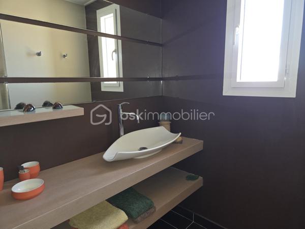 Idéalement située à Frontignan, entre Sète et Montpellier, cette superbe villa bénéficie d'un emplacement privilégié, à proximité immédiate de l'autoroute A9, de la gare, des plages méditerranéennes et du Bassin de Thau, réputé pour son cadre naturel exceptionnel et sa douceur de vivre. Proche toutes commodités.

Entièrement rénovée et repensée en 2008 avec des matériaux de qualité, cette propriété développe 195 m² habitables environ sur un magnifique terrain arboré de 1200 m² offrant calme, confort et intimité.

Dès l'entrée, un vaste hall vous mène vers une spacieuse pièce de vie de 64 m², baignée de lumière grâce à ses larges ouvertures. Cet espace convivial réunit un salon chaleureux, une cuisine contemporaine entièrement aménagée et équipée ainsi qu'un agréable espace repas, le tout ouvert sur une belle terrasse conviviale et le jardin. Bureau.
Le rez-de-chaussée propose également une suite parentale de 25 m²avec son élégante salle de bains équipée d'une douche et d'une baignoire ainsi qu'un WC indépendant.

À l'étage, l'espace nuit se compose de quatre chambres, dont trois agréables chambres mansardées pleines de charme, d'une salle d'eau et de nombreux espaces de rangement, offrant une configuration idéale pour une grande famille ou pour recevoir.
Cette villa se distingue par la qualité de ses prestations :
Fenêtres à galandage au rez-de-chaussée et menuiseries oscillo-battantes à l'étage
Sols en travertin
Plafonds suspendus au rez-de-chaussée
Climatisation réversible
Cheminée avec insert
Panneaux photovoltaïques destinés à l'autoconsommation
Forage
Piscine équipée de panneaux solaires
Cuisine d'été
Abri de jardin
Garage
Stationnement privatif permettant d'accueillir plusieurs véhicules à l'intérieur de la propriété

À l'extérieur, le jardin soigneusement arboré constitue un véritable havre de paix où chaque espace a été pensé pour profiter pleinement du climat méditerranéen. Entre les terrasses, la piscine et les espaces de détente, cette propriété offre un cadre de vie privilégié, alliant élégance, confort et fonctionnalité.
Une visite s'impose.