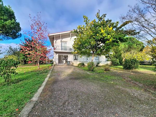 À la recherche d’espace, de calme et de nature pour votre famille (et vos animaux) ?

Découvrez cette maison des années 70 de 170 m² habitables, nichée dans un environnement verdoyant, à seulement quelques minutes de l'autoroute et des commerces 

Dès l’entrée, vous serez séduit par un séjour lumineux de plus de 40 m², une cuisine équipée de 26 m² ouverte sur la terrasse, et la possibilité d’une suite parentale de plain-pied.

À l’étage, 4 belles chambres avec parquet et placards bois, un bureau, une salle de bain et un WC séparé complètent ce bien.

Un terrain de plus de 8 700 m², parfait pour accueillir chevaux, moutons, poules ou autres compagnons à 4 pattes, avec un jardin arboré, un garage et une dépendance.

La maison est équipée d’une pompe à chaleur air/air, de menuiseries en double vitrage, et offre de nombreuses possibilités d’aménagement.