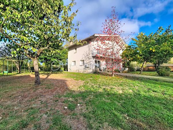 À la recherche d’espace, de calme et de nature pour votre famille (et vos animaux) ?

Découvrez cette maison des années 70 de 170 m² habitables, nichée dans un environnement verdoyant, à seulement quelques minutes de l'autoroute et des commerces 

Dès l’entrée, vous serez séduit par un séjour lumineux de plus de 40 m², une cuisine équipée de 26 m² ouverte sur la terrasse, et la possibilité d’une suite parentale de plain-pied.

À l’étage, 4 belles chambres avec parquet et placards bois, un bureau, une salle de bain et un WC séparé complètent ce bien.

Un terrain de plus de 8 700 m², parfait pour accueillir chevaux, moutons, poules ou autres compagnons à 4 pattes, avec un jardin arboré, un garage et une dépendance.

La maison est équipée d’une pompe à chaleur air/air, de menuiseries en double vitrage, et offre de nombreuses possibilités d’aménagement.